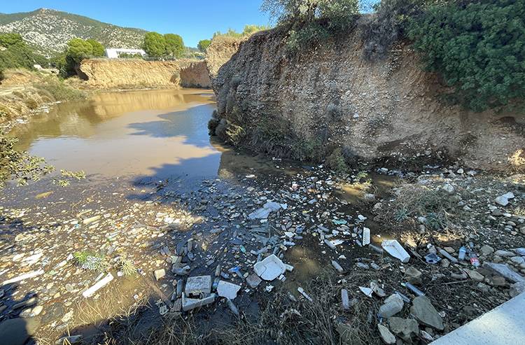 Bodrum'da yağış sonrası denizin rengi değişti, sahilde de kirlilik oluştu 1